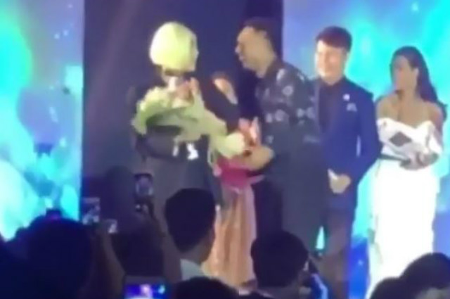 WATCH: Calvin Abueva surprises Vice Ganda with flowers on stage ...
